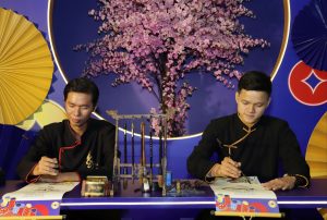 Ông đồ viết chữ thư pháp theo yêu cầu tại sự kiện Đỗ Nhật Thịnh Thư Pháp Việt