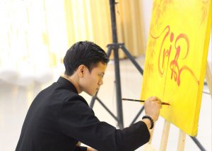 Ông đồ viết chữ thư pháp theo yêu cầu tại sự kiện Đỗ Nhật Thịnh Thư Pháp Việt