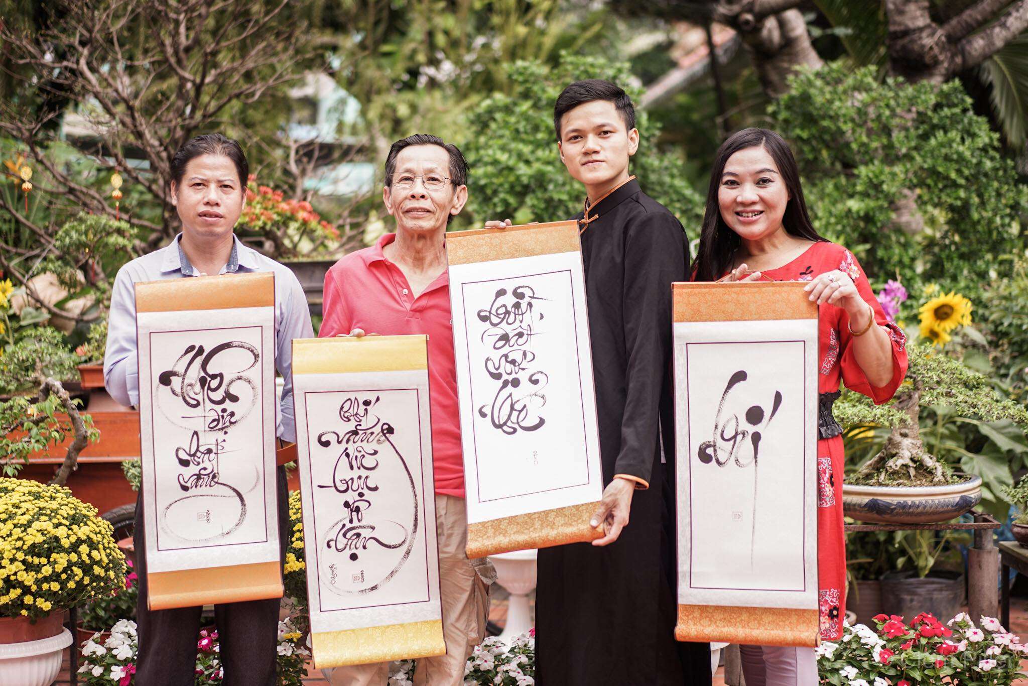 Ông đồ viết chữ thư pháp theo yêu cầu tại sự kiện Đỗ Nhật Thịnh Thư Pháp Việt