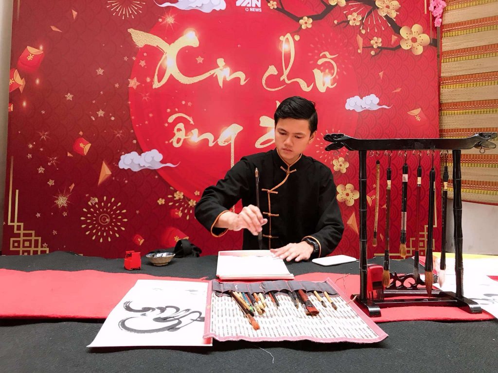 Thư Pháp Nhật Thịnh dịch vụ ông đồ tặng chữ thầy đồ thư pháp viết chữ thư pháp theo yêu cầu ông đồ thư pháp sự kiện Đỗ Nhật Thịnh Thư Pháp Việt
