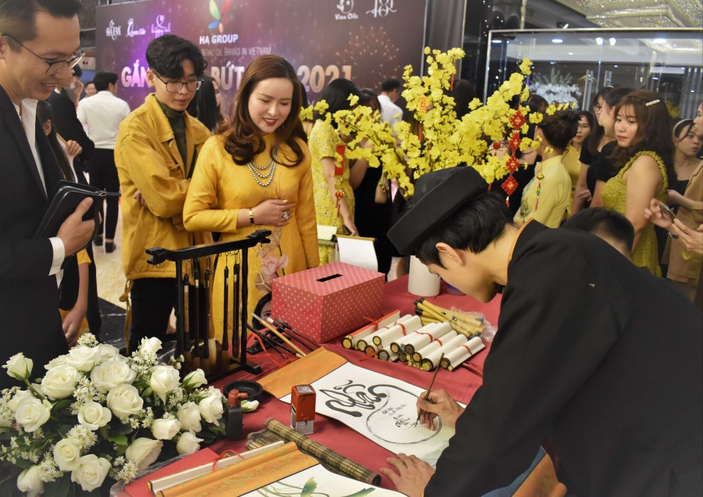 Dịch Vụ Ông Đồ Viết Chữ Thư Pháp Sự Kiện Tết Nguyên Đán 2022 2 Ông đồ viết chữ thư pháp theo yêu cầu tại sự kiện Đỗ Nhật Thịnh Thư Pháp Việt