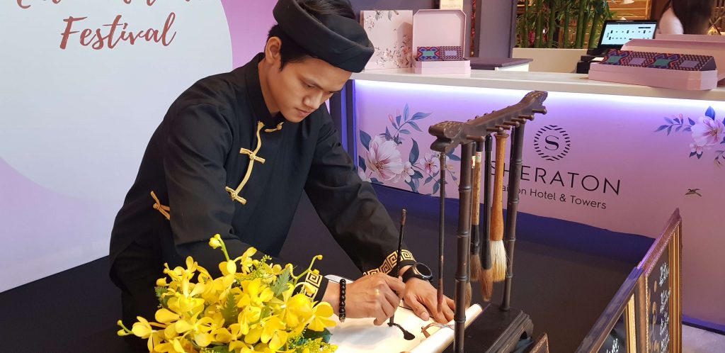 Ông đồ viết chữ thư pháp theo yêu cầu tại sự kiện Đỗ Nhật Thịnh Thư Pháp Việt